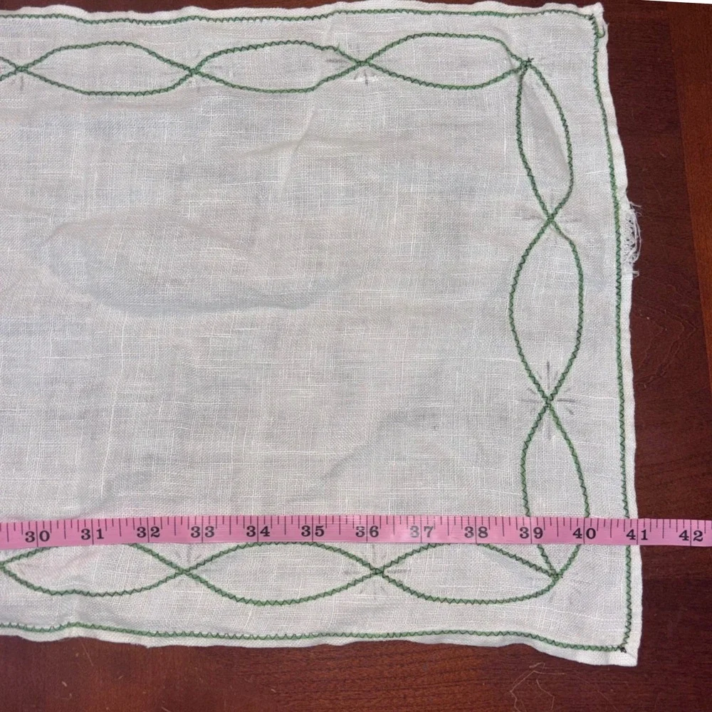 Vintage | Handmade Linen Table Runner |‎ Green Embroidered Chain Link 41x12.5